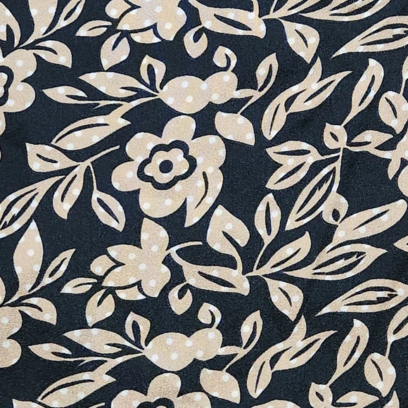 Ann Taylor petite v-neck floral blouse Size SP Colors black tan and white - Picture 9 of 13